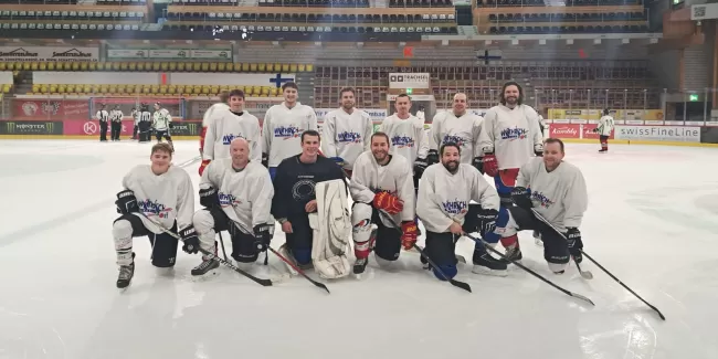 Mitarbeiter von der Zimmerei Hirschi am Firmen Hockey Turnier in Langnau i.E.