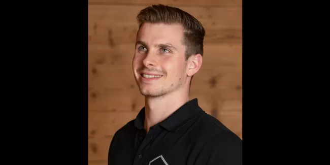 Adrian Burkhalter mit einem Schwarzen Truberholz Poloshirt