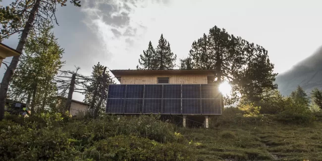 Neues Lagergebäude neben der SAC Doldenhornhütte. Das Material wurde mit dem Helikopter nach oben transportiert. Unter der Leitung von Rudolf Wüthrich konnte das Gebäude erfolgreich aufgestellt werden. Das Gebäude ist Solarbetrieben.