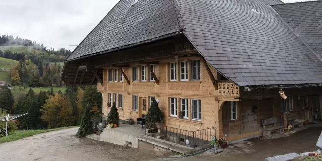 Wir freuen uns, unser neuestes Projekt mit euch zu teilen: die Sanierung des Wohnteils eines wunderschönen alten Bauernhauses. Mit viel Liebe zum Detail haben wir alte Materialien restauriert und wiederverwendet, um den einzigartigen Charme dieses Hauses zu bewahren und gleichzeitig modernen Wohnkomfort zu schaffen. 🔨 Unsere Philosophie: Nachhaltigkeit und Tradition stehen bei uns im Mittelpunkt. Altes bewahren und mit neuen, hochwertigen Materialien kombinieren – so schaffen wir einzigartige Wohnräume