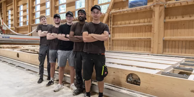 HERZLICHEN GLÜCKWUNSCH! 🎉 Wir gratulieren René Jakob, Mario Schmidiger, Janis Rychener, Temesgen Rezene und Fabian Hämmerli ganz herzlich zu ihrem erfolgreichen Lehrabschluss! 🛠️🏠 Ihr habt mit großem Engagement und viel Fleiß gezeigt, was in euch steckt, und wir sind unglaublich stolz auf eure Leistungen. Ein großes Dankeschön an euch alle – für eure harte Arbeit, eure Leidenschaft und euren Teamgeist. Wir wünschen euch allen für die Zukunft nur das Beste und viel Erfolg auf eurem weiteren Weg.  Zimmerei