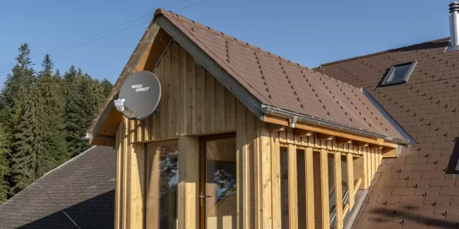 Bei unserem jüngsten Umbauprojekt haben wir uns für die ausschließliche Verwendung von einheimischem Holz entschieden. Jedes Detail wurde sorgfältig geplant und von unserem Team in der Zimmerei Hirschi handgefertigt. Mit unserer langjährigen Erfahrung und Leidenschaft für nachhaltige Bauweise konnten wir erneut ein Projekt erfolgreich abschließen.  **Ihre Vorteile:** - Verwendung von lokalem, nachhaltigem Holz - Präzise Handwerkskunst - Maßgeschneiderte Lösungen für Ihr Bauvorhaben