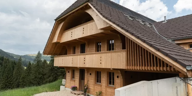 𝗦𝗮𝗻𝗶𝗲𝗿𝘂𝗻𝗴 𝗲𝗿𝗳𝗼𝗹𝗴𝗿𝗲𝗶𝗰𝗵 𝗮𝗯𝗴𝗲𝘀𝗰𝗵𝗹𝗼𝘀𝘀𝗲𝗻!  Wir sind stolz, die Sanierung dieses wunderschönen Wohnhauses erfolgreich abgeschlossen zu haben! ✨ Mit viel Liebe zum Detail und handwerklicher Präzision hat unser Team der 𝗭𝗶𝗺𝗺𝗲𝗿𝗲𝗶 𝗛𝗶𝗿𝘀𝗰𝗵𝗶 𝗔𝗚 das Haus von Grund auf modernisiert – von der Fassade bis zum Dach!  Das Ergebnis: Mehr Wohnkomfort, eine energieeffiziente Struktur und ein frischer Look, der sich sehen lassen kann!