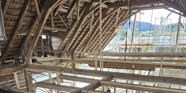 Neues Projekt: Umbau eines historischen Bauernhauses in öffentliche Räume 🛠️  Wir freuen uns, ein spannendes Projekt mit euch zu teilen! Die Zimmerei Hirschi AG ist stolz darauf, ein altes Bauernhaus in eine moderne, öffentliche Nutzung zu überführen. Das Gebäude wird bald als Kita, Mensa und vielseitiger Veranstaltungsort mit Bühne dienen.  Besonders wertvoll ist der Erhalt der wunderschönen, historischen Holzbalken. Der ursprüngliche bäuerliche Bühnencharakter bleibt erhalten, was dem Raum eine unverwech