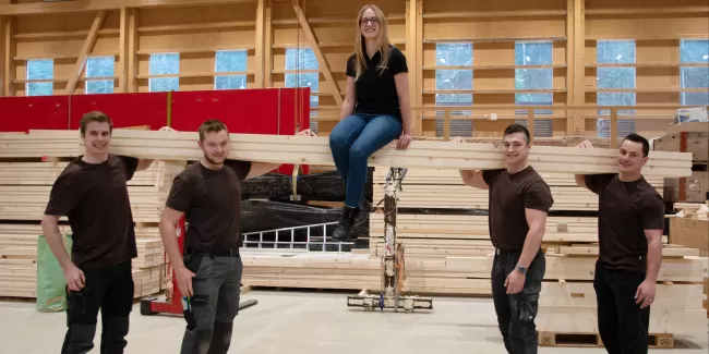 Wir sind stolz darauf, unseren Mitarbeitenden zu ihren erfolgreichen Abschlüssen zu gratulieren! Ihre harte Arbeit, ihr Engagement und ihre Leidenschaft für den Holzbau haben sich ausgezahlt.  Unsere Absolvent:innen im Überblick:  ✔ Adrian Burkhalter – Holzbau-Polier mit eidg. FA ✔ Patrick Fankhauser – Holzbau-Vorarbeiter mit eidg. FA ✔ Agnes Zemp – Dipl. Technikerin HF Bauplanung ✔ Janik Lauber – Holzbau-Vorarbeiter mit eidg. FA ✔ Bruno Wüthrich – Holzbau-Vorarbeiter mit eidg. FA  Diese Erfolge sind nicht 