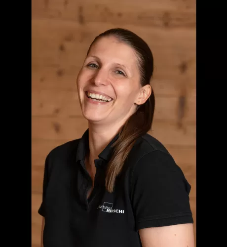 Brunner Franziska mit einem schwarzen Zimmerei Hirschi Polo Shirt