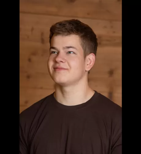 Pascal Kühni in einem Zimmerei Hirschi T-Shirt schaut nach oben links