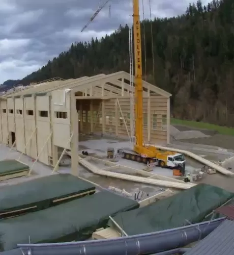 Truberholzhalle im Aufbau mit Kran