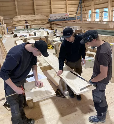 Unsere Lernenden sind mitten in den Prüfungsvorbereitungen. Sie werden tatkräftig unterstütz und können von erfahrenen Zimmerleuten profitieren. Schon bald wird Ihr Wissen getestet und wir hoffen, dass alle am Ende ein Lächeln auf dem Gesicht tragen! Jakob René, Schmidiger Mario, Hämmerli Fabian, Rezene Temesgen