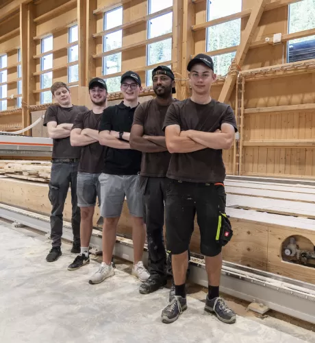 HERZLICHEN GLÜCKWUNSCH! 🎉 Wir gratulieren René Jakob, Mario Schmidiger, Janis Rychener, Temesgen Rezene und Fabian Hämmerli ganz herzlich zu ihrem erfolgreichen Lehrabschluss! 🛠️🏠 Ihr habt mit großem Engagement und viel Fleiß gezeigt, was in euch steckt, und wir sind unglaublich stolz auf eure Leistungen. Ein großes Dankeschön an euch alle – für eure harte Arbeit, eure Leidenschaft und euren Teamgeist. Wir wünschen euch allen für die Zukunft nur das Beste und viel Erfolg auf eurem weiteren Weg.  Zimmerei