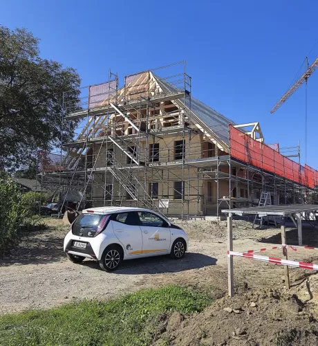 𝗔𝗯𝗯𝗿𝘂𝗰𝗵 𝘂𝗻𝗱 𝗪𝗶𝗲𝗱𝗲𝗿𝗮𝘂𝗳𝗯𝗮𝘂 𝗲𝗶𝗻𝗲𝘀 𝘁𝗿𝗮𝗱𝗶𝘁𝗶𝗼𝗻𝗲𝗹𝗹𝗲𝗻 𝗕𝗮𝘂𝗲𝗿𝗻𝗵𝗮𝘂𝘀𝗲𝘀 𝗮𝘂𝘀 𝗧𝗿𝘂𝗯𝗲𝗿𝗵𝗼𝗹𝘇🪵  Wir sind mitten in der Bauphase eines besonderen Projekts: Der Abbruch und Wiederaufbau eines traditionellen Bauernhauses, aus Truberholz gefertigt. 🌲✨  Mit viel Sorgfalt und Handwerkskunst wird das Gebäude in neuem Glanz erstrahlen. Besonders stolz sind wir darauf, dass Teile des alten Holzes in einem anderen Projekt weiterverwendet wurden – ein echtes Beispiel für