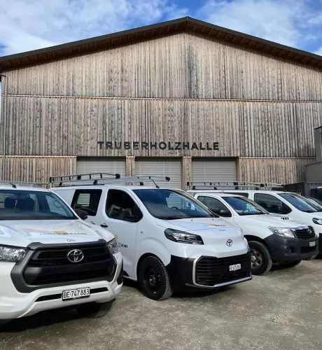 Ein Blick hinter die Kulissen – Ein unvergesslicher Tag bei Zimmerei Hirschi AG!  Unser Besuchstag für Verwandte und Bekannte war ein voller Erfolg! 🎉 Von den Kleinsten bis zu den Großen hatten alle eine fantastische Zeit. Unsere Mitarbeitenden konnten stolz zeigen, woran sie täglich arbeiten und ihre Liebsten durch die Werkstatt, Büros und den Pausenraum führen.  Highlights des Tages: 🔹 Persönliche Führungen durch die Werkstatt 🔹 Ein Kubb-Spiel, das jede Familie selbst herstellen konnte 🔹 Ein Gummihüpf