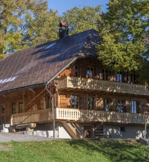 Umbau Bauernhaus in Stauffenalp Röthenbach. Wunderschön kombiniert mit Altholz. Baudienstleistung von der Zimmerei Hirschi in perfektion umgesetzt. Kommunikation unter der Bauherrschaft, den neuen Mieter, die Mitspracherecht hatten und der Zimmerei Hirschi AG war nahezu perfekt. Verbaut wurde auch Schweizer Holz. Hier sehen wir eine Nutzung von der Kreislaufwirtschaft. Alte Materialien werden im neuen Bereich wieder eingesetzt. Dies obwohl wahrscheinlich die Bauherrschaft das Wort Kreislaufwirtschaft