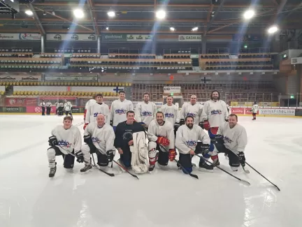 Mitarbeiter von der Zimmerei Hirschi am Firmen Hockey Turnier in Langnau i.E.