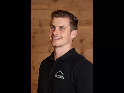 Adrian Burkhalter mit einem Schwarzen Truberholz Poloshirt
