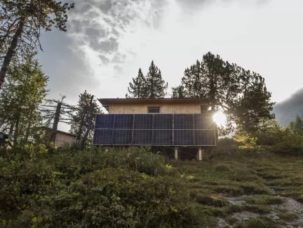Neues Lagergebäude neben der SAC Doldenhornhütte. Das Material wurde mit dem Helikopter nach oben transportiert. Unter der Leitung von Rudolf Wüthrich konnte das Gebäude erfolgreich aufgestellt werden. Das Gebäude ist Solarbetrieben.