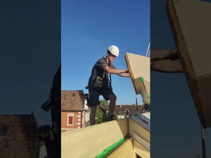 Lehrling am Arbeiten auf Dach