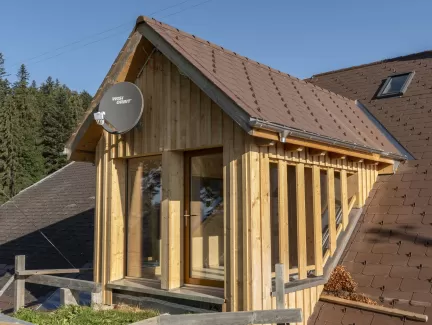Bei unserem jüngsten Umbauprojekt haben wir uns für die ausschließliche Verwendung von einheimischem Holz entschieden. Jedes Detail wurde sorgfältig geplant und von unserem Team in der Zimmerei Hirschi handgefertigt. Mit unserer langjährigen Erfahrung und Leidenschaft für nachhaltige Bauweise konnten wir erneut ein Projekt erfolgreich abschließen.  **Ihre Vorteile:** - Verwendung von lokalem, nachhaltigem Holz - Präzise Handwerkskunst - Maßgeschneiderte Lösungen für Ihr Bauvorhaben