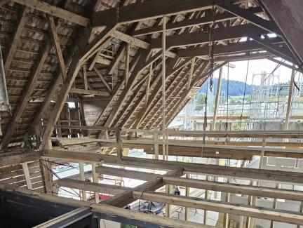 Neues Projekt: Umbau eines historischen Bauernhauses in öffentliche Räume 🛠️  Wir freuen uns, ein spannendes Projekt mit euch zu teilen! Die Zimmerei Hirschi AG ist stolz darauf, ein altes Bauernhaus in eine moderne, öffentliche Nutzung zu überführen. Das Gebäude wird bald als Kita, Mensa und vielseitiger Veranstaltungsort mit Bühne dienen.  Besonders wertvoll ist der Erhalt der wunderschönen, historischen Holzbalken. Der ursprüngliche bäuerliche Bühnencharakter bleibt erhalten, was dem Raum eine unverwech