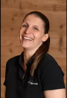 Brunner Franziska mit einem schwarzen Zimmerei Hirschi Polo Shirt