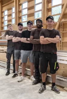 HERZLICHEN GLÜCKWUNSCH! 🎉 Wir gratulieren René Jakob, Mario Schmidiger, Janis Rychener, Temesgen Rezene und Fabian Hämmerli ganz herzlich zu ihrem erfolgreichen Lehrabschluss! 🛠️🏠 Ihr habt mit großem Engagement und viel Fleiß gezeigt, was in euch steckt, und wir sind unglaublich stolz auf eure Leistungen. Ein großes Dankeschön an euch alle – für eure harte Arbeit, eure Leidenschaft und euren Teamgeist. Wir wünschen euch allen für die Zukunft nur das Beste und viel Erfolg auf eurem weiteren Weg.  Zimmerei