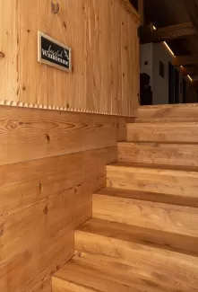  Handwerk mit Weitblick – moderner Holzbau mit Charakter  Bei Zimmerei Hirschi verbinden wir traditionelle Zimmermannskunst mit zeitgemäßem Design und hoher Funktionalität. Unsere aktuellen Projekte zeigen, wie vielseitig und stilvoll Holz im Innenausbau eingesetzt werden kann – vom durchdachten Badezimmer unter der Dachschräge über eine moderne Küche bis hin zu charaktervollen Dachwohnungen.  Was uns ausmacht: ✅ Individuelle Lösungen für Umbau, Neubau und Innenausbau ✅ Nachhaltige Materialien – regional, l