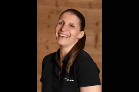 Brunner Franziska mit einem schwarzen Zimmerei Hirschi Polo Shirt