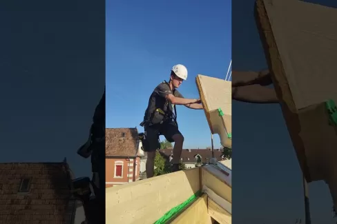 Lehrling am Arbeiten auf Dach