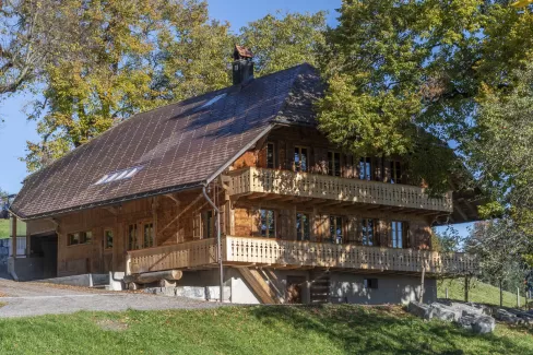 Umbau Bauernhaus in Stauffenalp Röthenbach. Wunderschön kombiniert mit Altholz. Baudienstleistung von der Zimmerei Hirschi in perfektion umgesetzt. Kommunikation unter der Bauherrschaft, den neuen Mieter, die Mitspracherecht hatten und der Zimmerei Hirschi AG war nahezu perfekt. Verbaut wurde auch Schweizer Holz. Hier sehen wir eine Nutzung von der Kreislaufwirtschaft. Alte Materialien werden im neuen Bereich wieder eingesetzt. Dies obwohl wahrscheinlich die Bauherrschaft das Wort Kreislaufwirtschaft