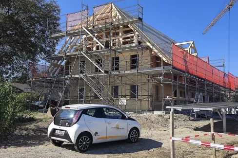 𝗔𝗯𝗯𝗿𝘂𝗰𝗵 𝘂𝗻𝗱 𝗪𝗶𝗲𝗱𝗲𝗿𝗮𝘂𝗳𝗯𝗮𝘂 𝗲𝗶𝗻𝗲𝘀 𝘁𝗿𝗮𝗱𝗶𝘁𝗶𝗼𝗻𝗲𝗹𝗹𝗲𝗻 𝗕𝗮𝘂𝗲𝗿𝗻𝗵𝗮𝘂𝘀𝗲𝘀 𝗮𝘂𝘀 𝗧𝗿𝘂𝗯𝗲𝗿𝗵𝗼𝗹𝘇🪵  Wir sind mitten in der Bauphase eines besonderen Projekts: Der Abbruch und Wiederaufbau eines traditionellen Bauernhauses, aus Truberholz gefertigt. 🌲✨  Mit viel Sorgfalt und Handwerkskunst wird das Gebäude in neuem Glanz erstrahlen. Besonders stolz sind wir darauf, dass Teile des alten Holzes in einem anderen Projekt weiterverwendet wurden – ein echtes Beispiel für