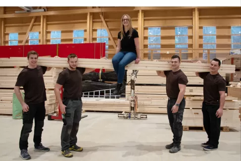 Wir sind stolz darauf, unseren Mitarbeitenden zu ihren erfolgreichen Abschlüssen zu gratulieren! Ihre harte Arbeit, ihr Engagement und ihre Leidenschaft für den Holzbau haben sich ausgezahlt.  Unsere Absolvent:innen im Überblick:  ✔ Adrian Burkhalter – Holzbau-Polier mit eidg. FA ✔ Patrick Fankhauser – Holzbau-Vorarbeiter mit eidg. FA ✔ Agnes Zemp – Dipl. Technikerin HF Bauplanung ✔ Janik Lauber – Holzbau-Vorarbeiter mit eidg. FA ✔ Bruno Wüthrich – Holzbau-Vorarbeiter mit eidg. FA  Diese Erfolge sind nicht 