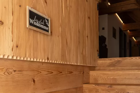  Handwerk mit Weitblick – moderner Holzbau mit Charakter  Bei Zimmerei Hirschi verbinden wir traditionelle Zimmermannskunst mit zeitgemäßem Design und hoher Funktionalität. Unsere aktuellen Projekte zeigen, wie vielseitig und stilvoll Holz im Innenausbau eingesetzt werden kann – vom durchdachten Badezimmer unter der Dachschräge über eine moderne Küche bis hin zu charaktervollen Dachwohnungen.  Was uns ausmacht: ✅ Individuelle Lösungen für Umbau, Neubau und Innenausbau ✅ Nachhaltige Materialien – regional, l