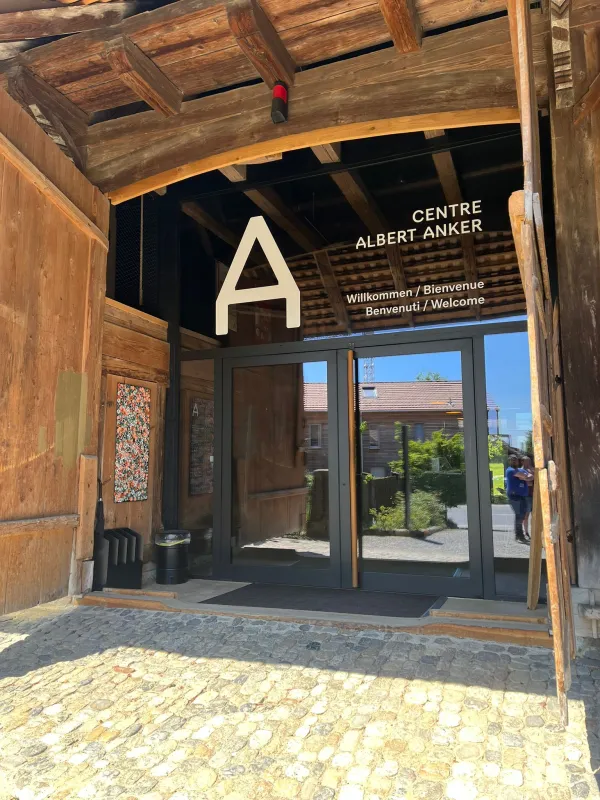 Wenn der Teamausflug ins eigene Gebäude führt. Letzten Freitag besuchte unser Team der Zimmerei Hirschi das Centre Albert Anker — und das neue Gebäude dort haben wir selbst als Truberholz hergestellt. Ein besonderes Gefühl, mit dem ganzen Team durch eine Tür zu gehen, die man selbst gebaut hat. Nach der Führung liessen wir den Abend beim Grillieren ausklingen. Kein Programm, kein Stress — einfach Zeit füreinander. Genau das stärkt ein Team. Danke an alle, die dabei waren. Und an jeden, der täglich mit Herzb