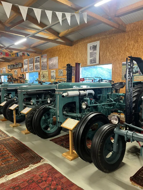 Wenn der Teamausflug ins eigene Gebäude führt. Letzten Freitag besuchte unser Team der Zimmerei Hirschi das Centre Albert Anker — und das neue Gebäude dort haben wir selbst als Truberholz hergestellt. Ein besonderes Gefühl, mit dem ganzen Team durch eine Tür zu gehen, die man selbst gebaut hat. Nach der Führung liessen wir den Abend beim Grillieren ausklingen. Kein Programm, kein Stress — einfach Zeit füreinander. Genau das stärkt ein Team. Danke an alle, die dabei waren. Und an jeden, der täglich mit Herzb