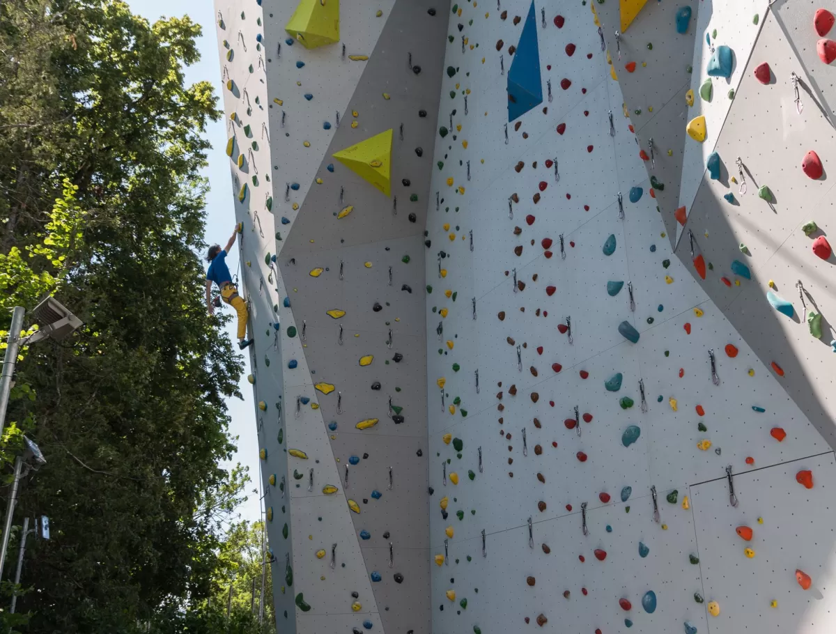 Anbau Aussenkletterwand Climbox in Langnau im Emmental.