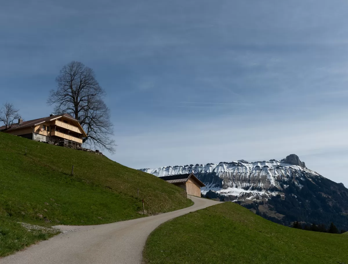 🔨🏡 Sanierung mit Liebe zum Detail – Ein neues Zuhause entsteht!  Ein altes Haus in neuem Glanz – genau das durften wir gemeinsam mit @Zimmerei Hirschi realisieren. ✨ Mit hochwertigem Handwerk, durchdachten Lösungen und viel Herzblut haben wir aus einem in die Jahre gekommenen Gebäude ein modernes, gemütliches Zuhause geschaffen.  💡 Unsere Schwerpunkte bei diesem Projekt: ✅ Nachhaltige Sanierung mit Holzbau ✅ Effiziente Raumgestaltung & natürliche Materialien ✅ Hochwertige Handwerkskunst bis ins kleinste 