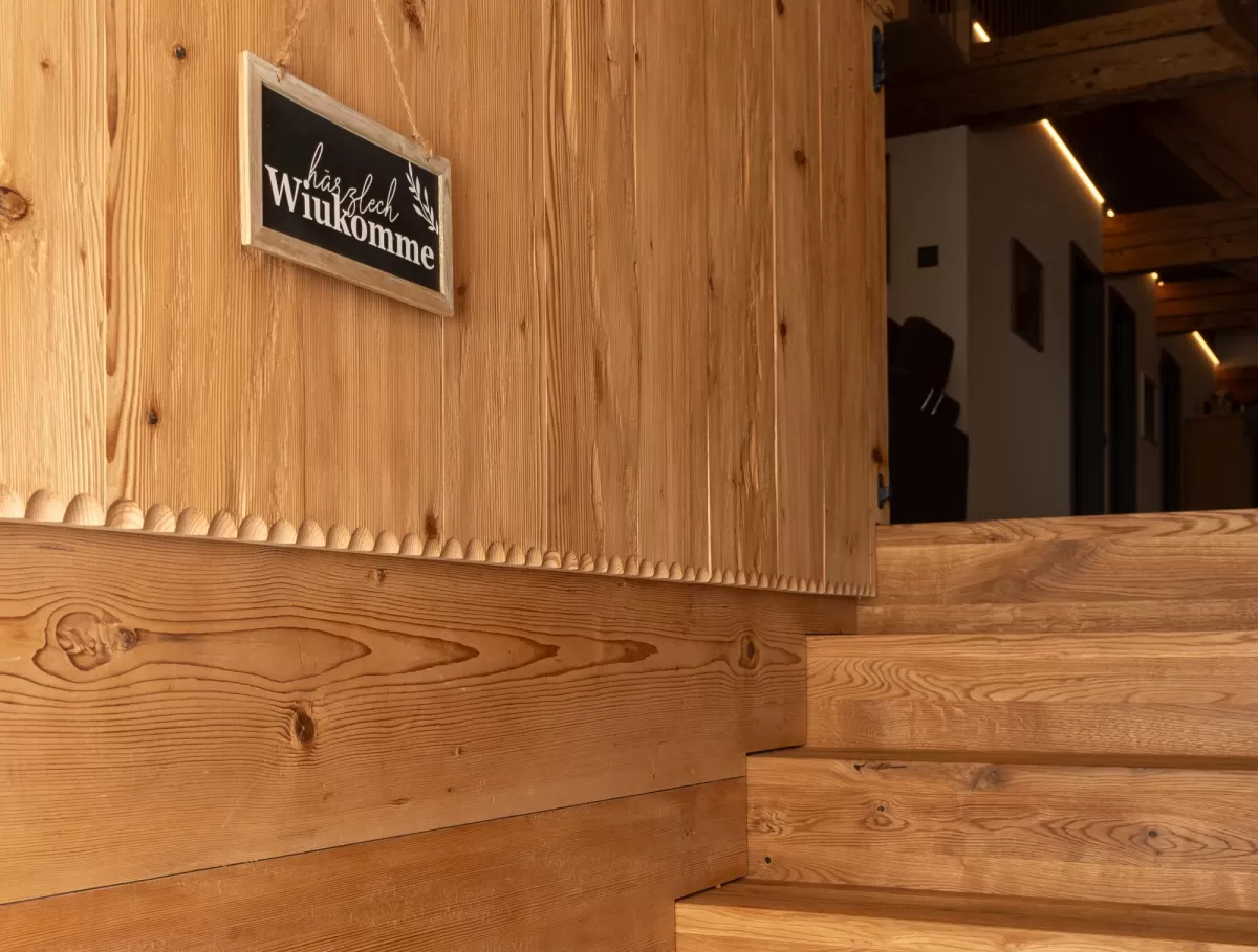  Handwerk mit Weitblick – moderner Holzbau mit Charakter  Bei Zimmerei Hirschi verbinden wir traditionelle Zimmermannskunst mit zeitgemäßem Design und hoher Funktionalität. Unsere aktuellen Projekte zeigen, wie vielseitig und stilvoll Holz im Innenausbau eingesetzt werden kann – vom durchdachten Badezimmer unter der Dachschräge über eine moderne Küche bis hin zu charaktervollen Dachwohnungen.  Was uns ausmacht: ✅ Individuelle Lösungen für Umbau, Neubau und Innenausbau ✅ Nachhaltige Materialien – regional, l