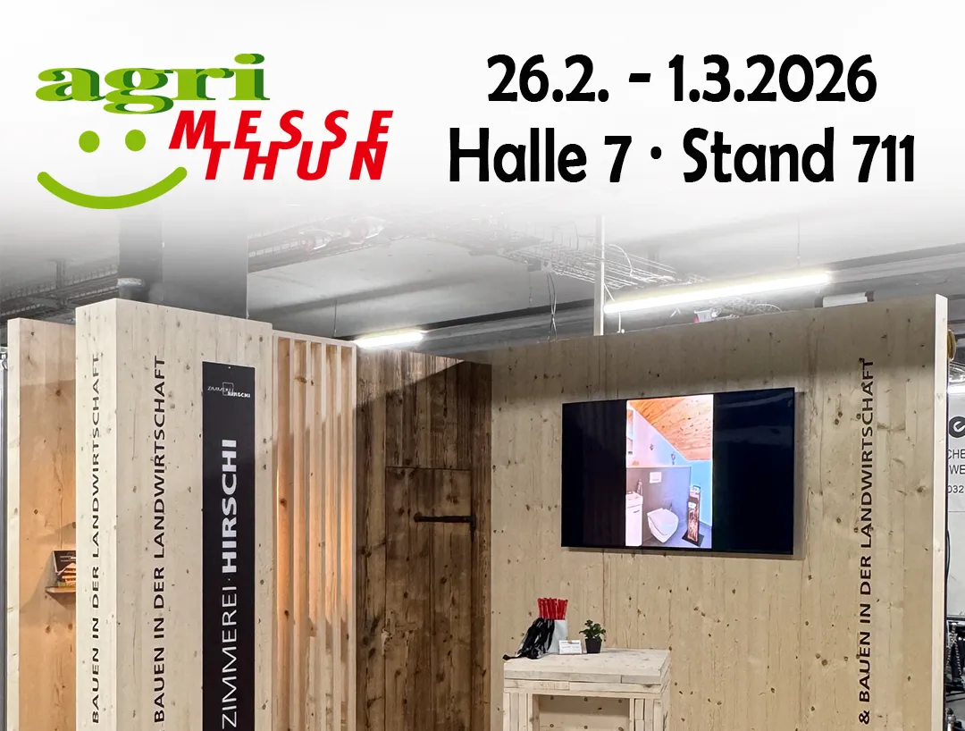 Flyer der Zimmerei Hirschi AG zur Teilnahme an der Agri Messe Thun vom 26. Februar bis 1. März 2026 in Halle 7, Stand 711. Abgebildet ist ein Holz-Messestand mit massiven Holzelementen, einer rustikalen Tür und einem Bildschirm. Der Slogan ‚Planen & Bauen in der Landwirtschaft‘ ist mehrfach sichtbar. Unten steht: ‚Wir freuen uns auf euren Besuch!
