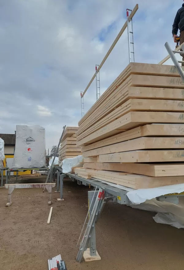 Aufrichten Mehrfamilienhaus in Recherswil, Truberholzhaus,   "Alles aus einer Hand - von der Beratung bis hin zur Ausführung"  Sagen Sie uns was Sie vorstellen und wir entwickeln gemeinsam mit Ihnen Ihr Zuhause.