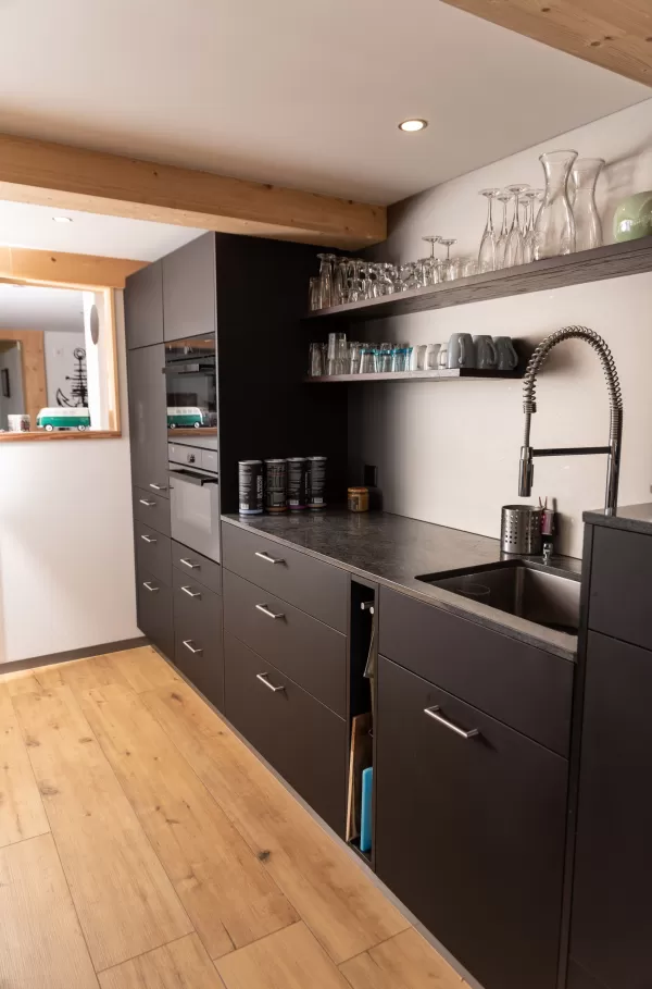 Sanierung Bauernhaus. Wieder sehen wir, dass sich dies sehr lohnt. Ihre Vorteile bei der Sanierung ist insbesondere das grosse Raumangebot, dies bietet viel Freiraum für Kreativität. Stilvolles, einzigartiges Wohnen mit Geschichte, Grosse Aussengelände, Ruhige Wohnlage.