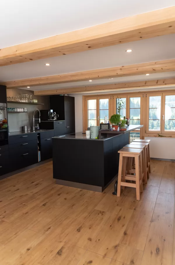 Sanierung Bauernhaus. Wieder sehen wir, dass sich dies sehr lohnt. Ihre Vorteile bei der Sanierung ist insbesondere das grosse Raumangebot, dies bietet viel Freiraum für Kreativität. Stilvolles, einzigartiges Wohnen mit Geschichte, Grosse Aussengelände, Ruhige Wohnlage.