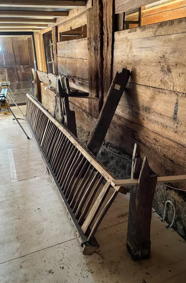  Das Centre Albert Anker schafft einen würdigen Rahmen für das bedeutende Erbe des in der Schweiz wohl bekanntesten Kunstmalers des 19. Jahrhundert.   In enger Zusammenarbeit mit der Stiftung ist über die letzten Jahre die Vision gewachsen und gereift. Daraus sind mehrere Projektteile entstanden:  Für die sichere Aufbewahrung und adäquate Präsentation der Kunst- und Kulturgüter entsteht im Nordostteil des Gartens der Kunstpavillon.