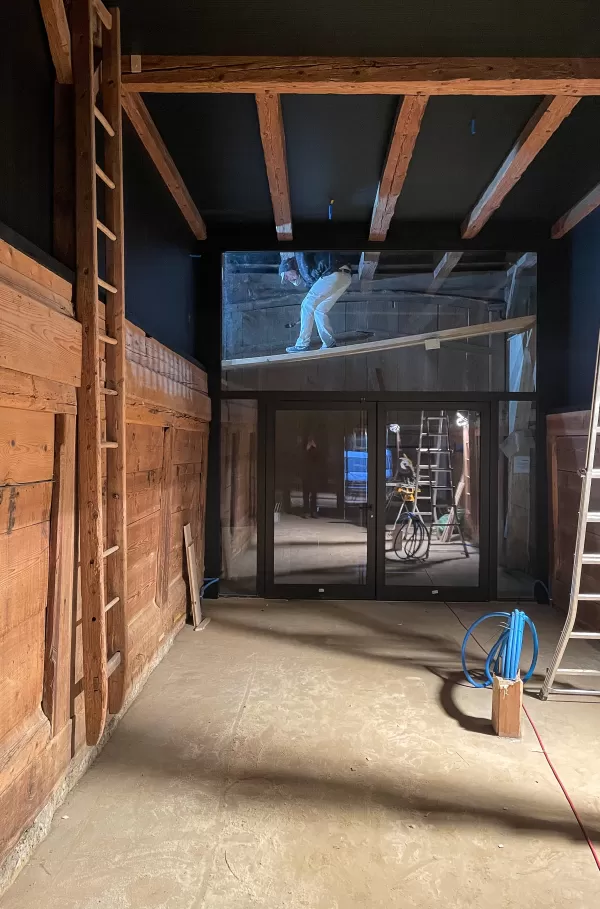  Das Centre Albert Anker schafft einen würdigen Rahmen für das bedeutende Erbe des in der Schweiz wohl bekanntesten Kunstmalers des 19. Jahrhundert.   In enger Zusammenarbeit mit der Stiftung ist über die letzten Jahre die Vision gewachsen und gereift. Daraus sind mehrere Projektteile entstanden:  Für die sichere Aufbewahrung und adäquate Präsentation der Kunst- und Kulturgüter entsteht im Nordostteil des Gartens der Kunstpavillon.