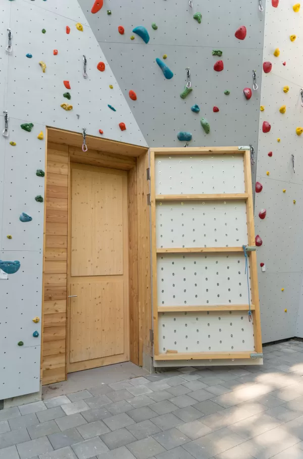 Anbau Aussenkletterwand Climbox in Langnau im Emmental.