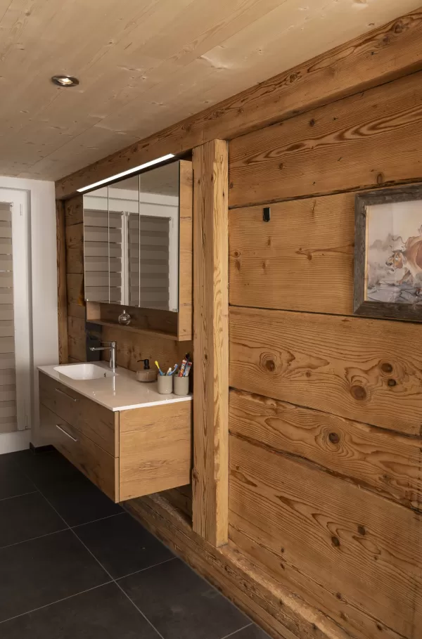 Wir freuen uns, unser neuestes Projekt mit euch zu teilen: die Sanierung des Wohnteils eines wunderschönen alten Bauernhauses. Mit viel Liebe zum Detail haben wir alte Materialien restauriert und wiederverwendet, um den einzigartigen Charme dieses Hauses zu bewahren und gleichzeitig modernen Wohnkomfort zu schaffen. 🔨 Unsere Philosophie: Nachhaltigkeit und Tradition stehen bei uns im Mittelpunkt. Altes bewahren und mit neuen, hochwertigen Materialien kombinieren – so schaffen wir einzigartige Wohnräume