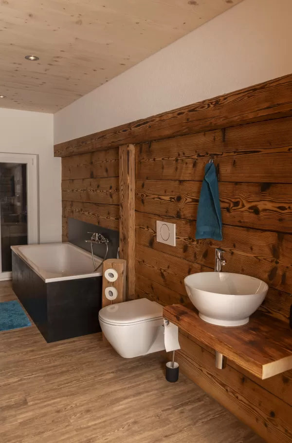 Wir freuen uns, unser neuestes Projekt mit euch zu teilen: die Sanierung des Wohnteils eines wunderschönen alten Bauernhauses. Mit viel Liebe zum Detail haben wir alte Materialien restauriert und wiederverwendet, um den einzigartigen Charme dieses Hauses zu bewahren und gleichzeitig modernen Wohnkomfort zu schaffen. 🔨 Unsere Philosophie: Nachhaltigkeit und Tradition stehen bei uns im Mittelpunkt. Altes bewahren und mit neuen, hochwertigen Materialien kombinieren – so schaffen wir einzigartige Wohnräume