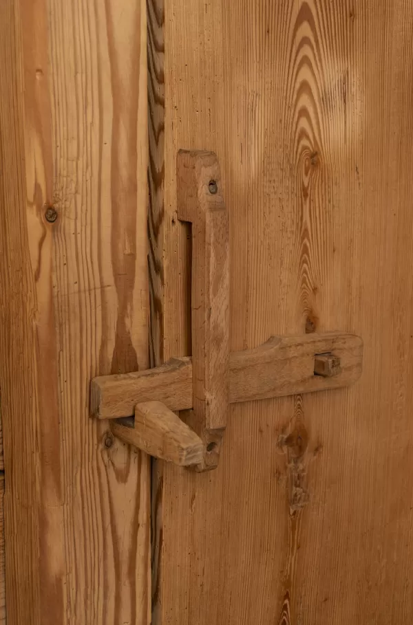 Wir freuen uns, unser neuestes Projekt mit euch zu teilen: die Sanierung des Wohnteils eines wunderschönen alten Bauernhauses. Mit viel Liebe zum Detail haben wir alte Materialien restauriert und wiederverwendet, um den einzigartigen Charme dieses Hauses zu bewahren und gleichzeitig modernen Wohnkomfort zu schaffen. 🔨 Unsere Philosophie: Nachhaltigkeit und Tradition stehen bei uns im Mittelpunkt. Altes bewahren und mit neuen, hochwertigen Materialien kombinieren – so schaffen wir einzigartige Wohnräume