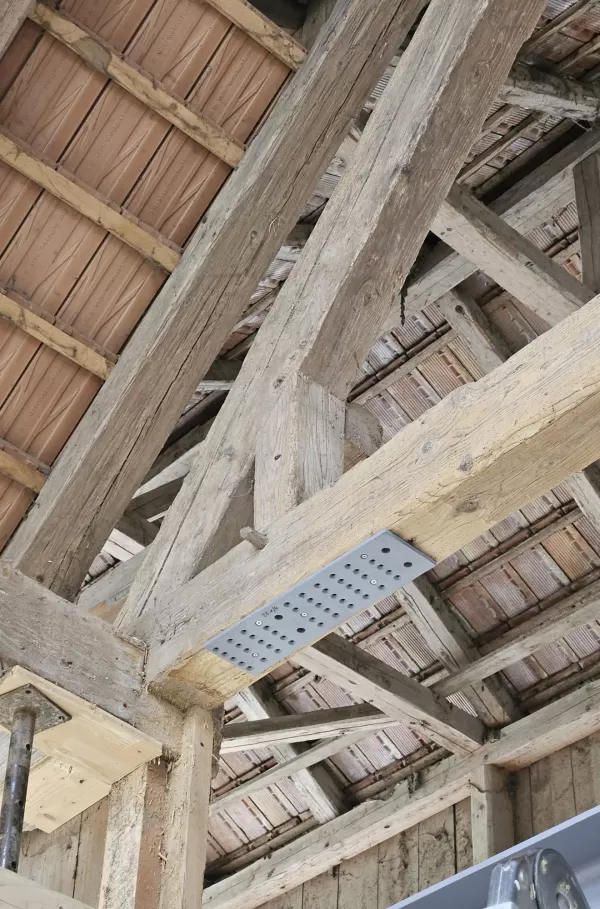 Neues Projekt: Umbau eines historischen Bauernhauses in öffentliche Räume 🛠️  Wir freuen uns, ein spannendes Projekt mit euch zu teilen! Die Zimmerei Hirschi AG ist stolz darauf, ein altes Bauernhaus in eine moderne, öffentliche Nutzung zu überführen. Das Gebäude wird bald als Kita, Mensa und vielseitiger Veranstaltungsort mit Bühne dienen.  Besonders wertvoll ist der Erhalt der wunderschönen, historischen Holzbalken. Der ursprüngliche bäuerliche Bühnencharakter bleibt erhalten, was dem Raum eine unverwech