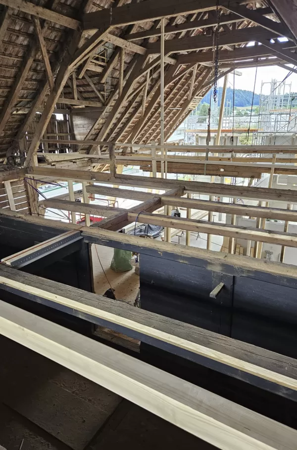 Neues Projekt: Umbau eines historischen Bauernhauses in öffentliche Räume 🛠️  Wir freuen uns, ein spannendes Projekt mit euch zu teilen! Die Zimmerei Hirschi AG ist stolz darauf, ein altes Bauernhaus in eine moderne, öffentliche Nutzung zu überführen. Das Gebäude wird bald als Kita, Mensa und vielseitiger Veranstaltungsort mit Bühne dienen.  Besonders wertvoll ist der Erhalt der wunderschönen, historischen Holzbalken. Der ursprüngliche bäuerliche Bühnencharakter bleibt erhalten, was dem Raum eine unverwech