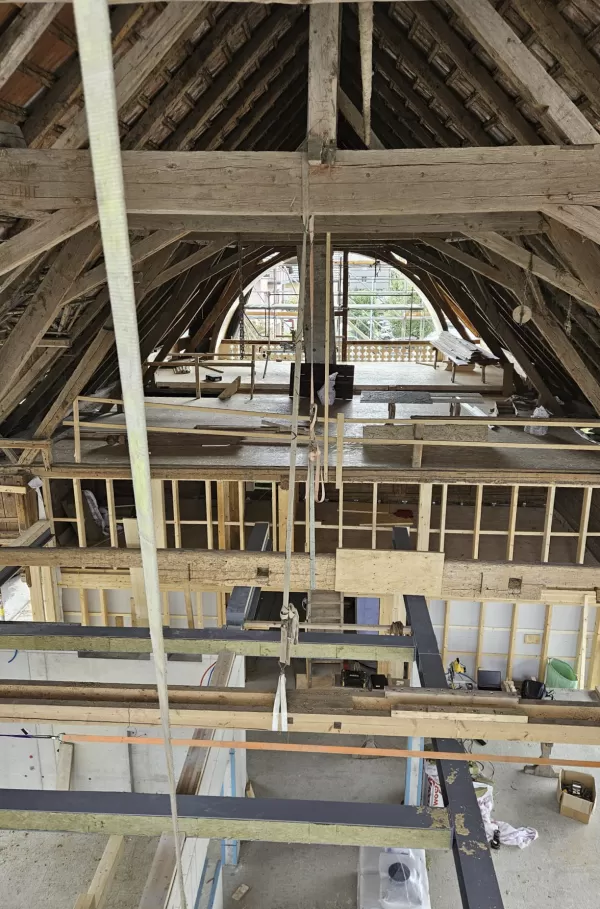 Neues Projekt: Umbau eines historischen Bauernhauses in öffentliche Räume 🛠️  Wir freuen uns, ein spannendes Projekt mit euch zu teilen! Die Zimmerei Hirschi AG ist stolz darauf, ein altes Bauernhaus in eine moderne, öffentliche Nutzung zu überführen. Das Gebäude wird bald als Kita, Mensa und vielseitiger Veranstaltungsort mit Bühne dienen.  Besonders wertvoll ist der Erhalt der wunderschönen, historischen Holzbalken. Der ursprüngliche bäuerliche Bühnencharakter bleibt erhalten, was dem Raum eine unverwech